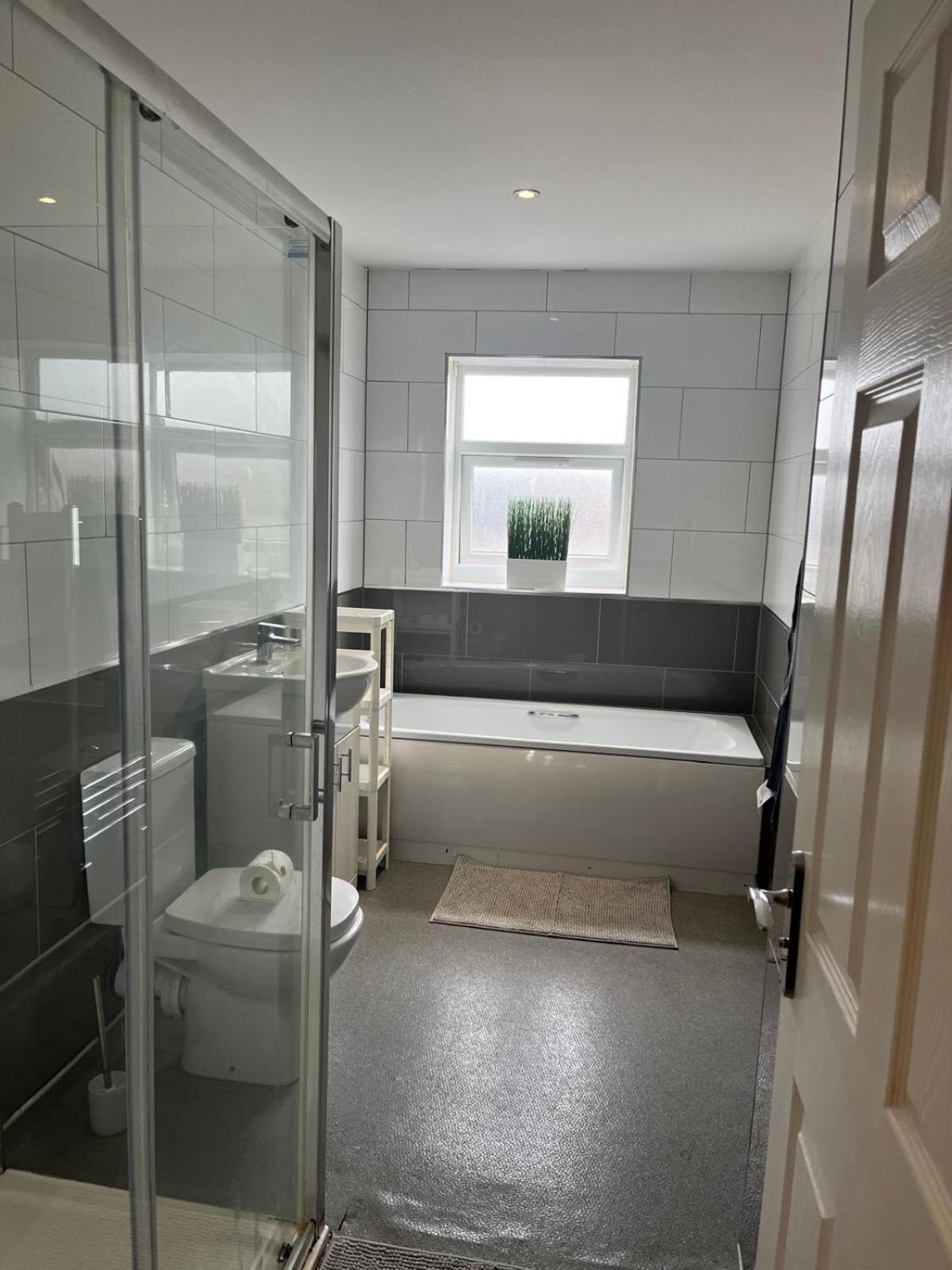 Short Term Lets From £15 Per Person Per Night Apartment Бристол Екстериор снимка