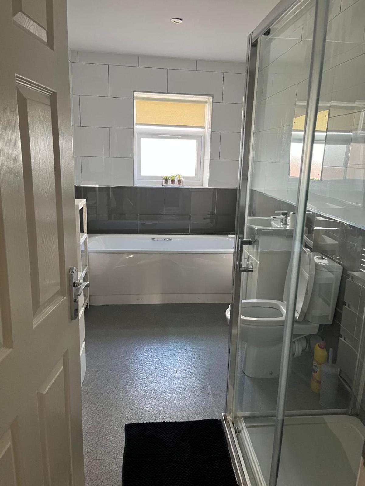 Short Term Lets From £15 Per Person Per Night Apartment Бристол Екстериор снимка